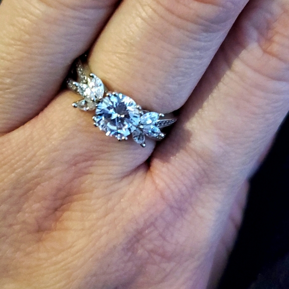 9  $30 💍🤍  NWT round center faux diamond stone with marquee flanks - Picture 1 of 13